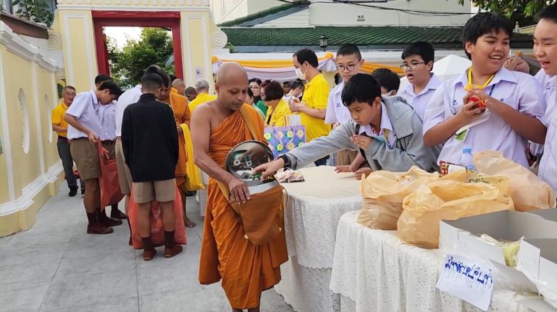 กิจกรรมทำบุญตักบาตรในช่วงเช้า ณ วัดเทพศิรินทราวาส
