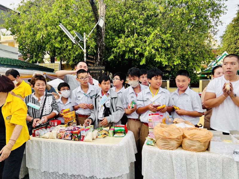 กิจกรรมทำบุญตักบาตรในช่วงเช้า ณ วัดเทพศิรินทราวาส