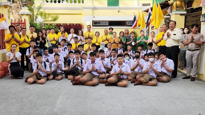 กิจกรรมทำบุญตักบาตรในช่วงเช้า ณ วัดเทพศิรินทราวาส