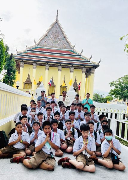 กิจกรรมทำบุญตักบาตรในช่วงเช้า ณ วัดเทพศิรินทราวาส