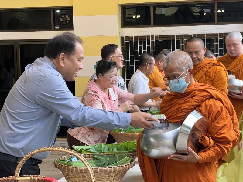 กิจกรรมทำบุญตักบาตรในช่วงเช้า ณ วัดเทพศิรินทราวาส