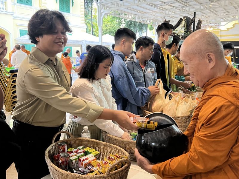 กิจกรรมทำบุญตักบาตรในช่วงเช้า ณ วัดเทพศิรินทราวาส