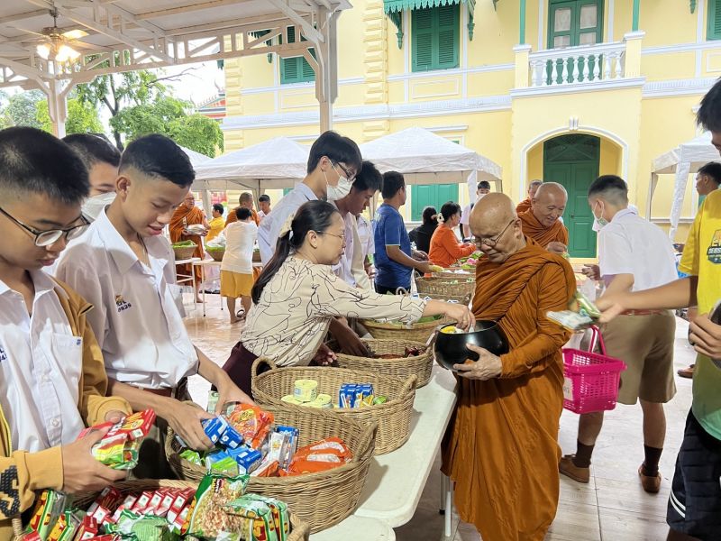 กิจกรรมทำบุญตักบาตรในช่วงเช้า ณ วัดเทพศิรินทราวาส