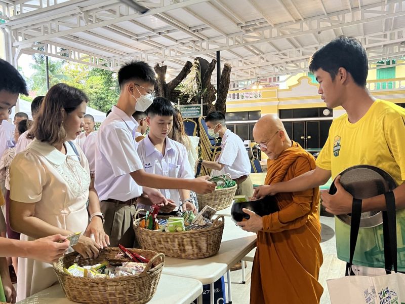 กิจกรรมทำบุญตักบาตรในช่วงเช้า ณ วัดเทพศิรินทราวาส