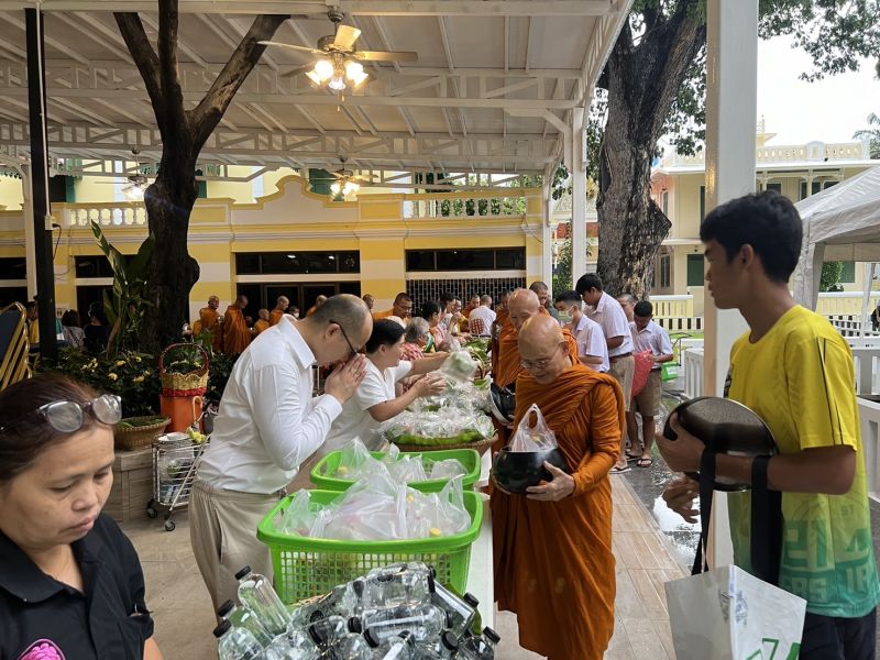 กิจกรรมทำบุญตักบาตรในช่วงเช้า ณ วัดเทพศิรินทราวาส