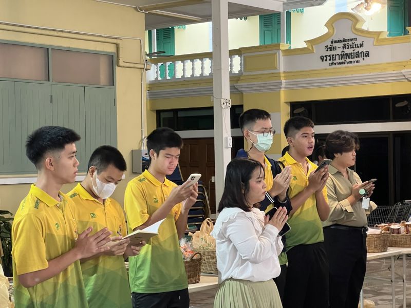 กิจกรรมทำบุญตักบาตรในช่วงเช้า ณ วัดเทพศิรินทราวาส
