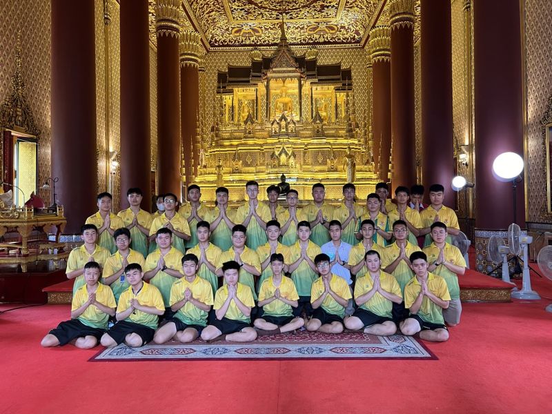 กิจกรรมทำบุญตักบาตรในช่วงเช้า ณ วัดเทพศิรินทราวาส