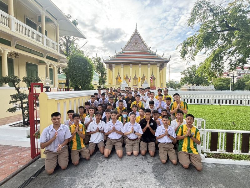 กิจกรรมทำบุญตักบาตรในช่วงเช้า ณ วัดเทพศิรินทราวาส