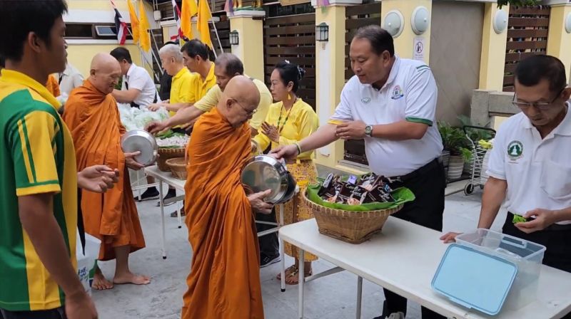 กิจกรรมทำบุญตักบาตรในช่วงเช้า ณ วัดเทพศิรินทราวาส