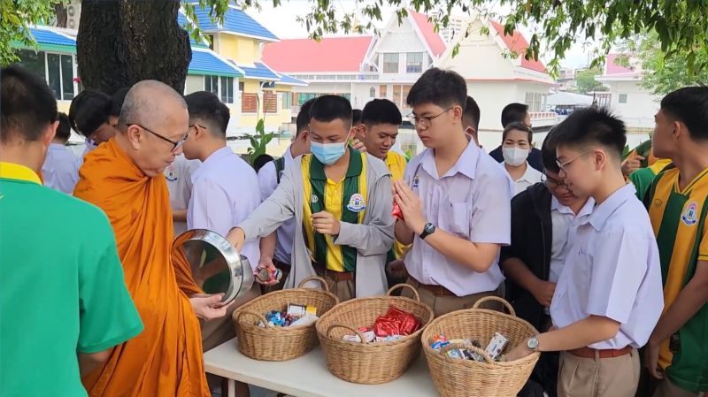 กิจกรรมทำบุญตักบาตรในช่วงเช้า ณ วัดเทพศิรินทราวาส