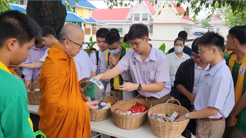กิจกรรมทำบุญตักบาตรในช่วงเช้า ณ วัดเทพศิรินทราวาส