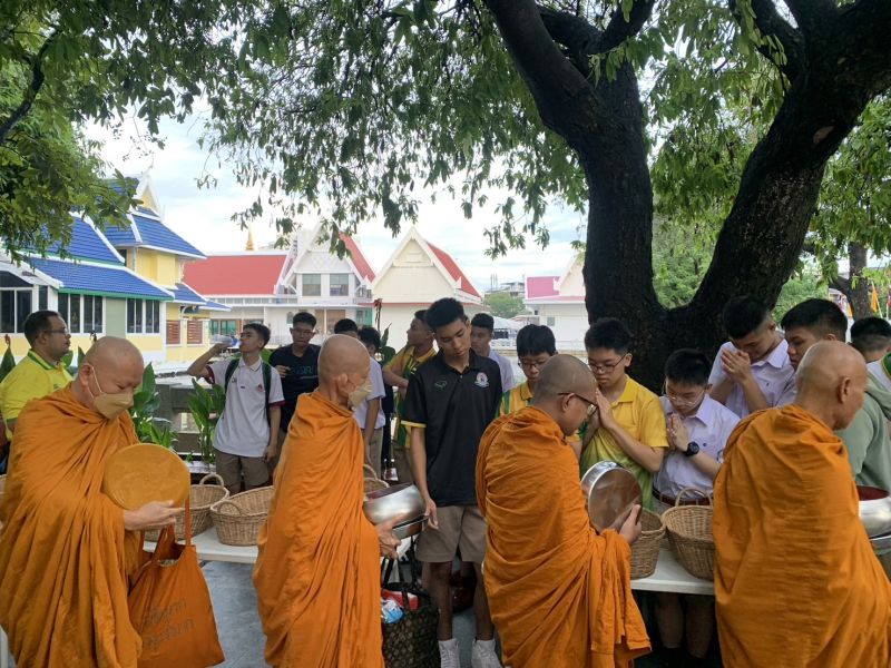 กิจกรรมทำบุญตักบาตรในช่วงเช้า ณ วัดเทพศิรินทราวาส