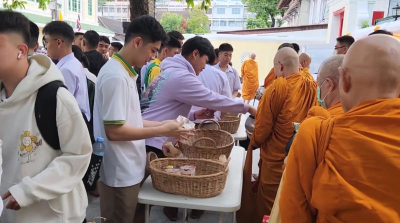 กิจกรรมทำบุญตักบาตรในช่วงเช้า ณ วัดเทพศิรินทราวาส