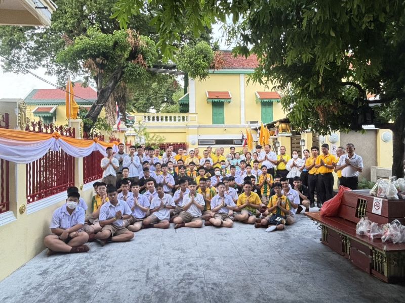 กิจกรรมทำบุญตักบาตรในช่วงเช้า ณ วัดเทพศิรินทราวาส