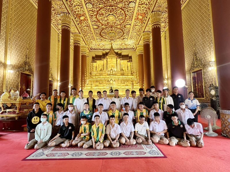 กิจกรรมทำบุญตักบาตรในช่วงเช้า ณ วัดเทพศิรินทราวาส