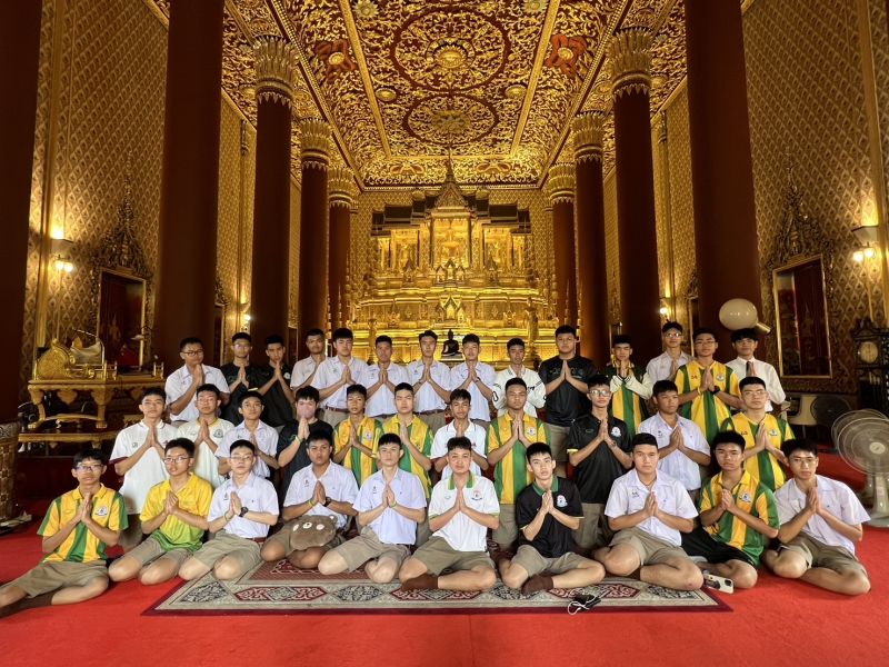 กิจกรรมทำบุญตักบาตรในช่วงเช้า ณ วัดเทพศิรินทราวาส
