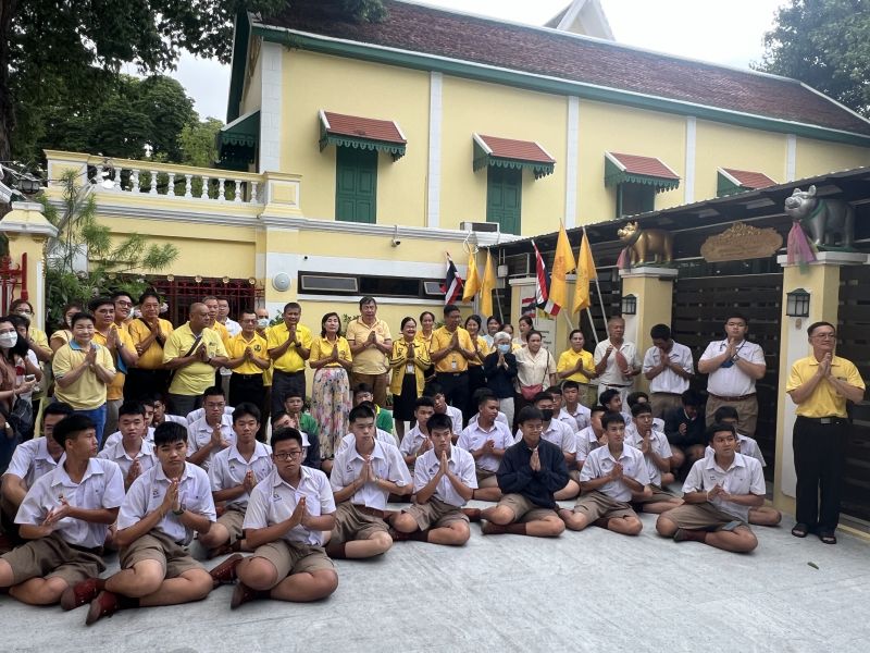 กิจกรรมทำบุญตักบาตรในช่วงเช้า ณ วัดเทพศิรินทราวาส