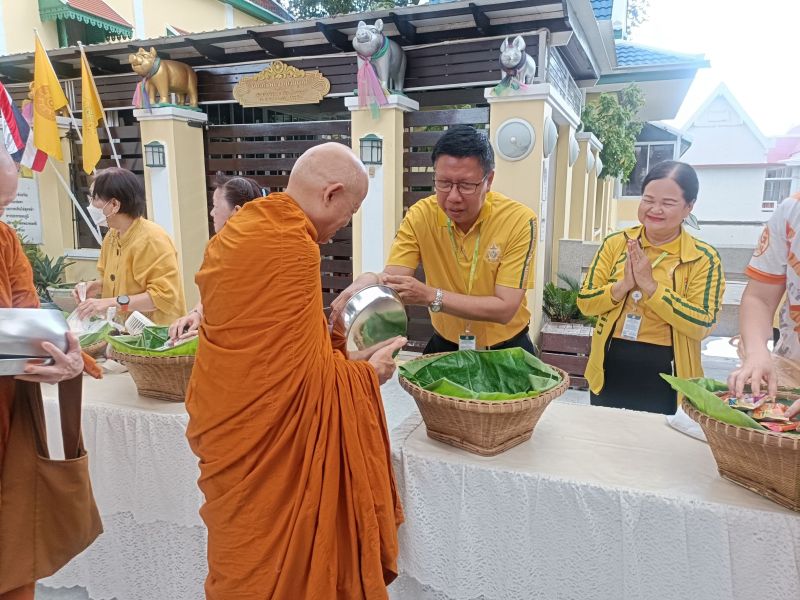 กิจกรรมทำบุญตักบาตรในช่วงเช้า ณ วัดเทพศิรินทราวาส