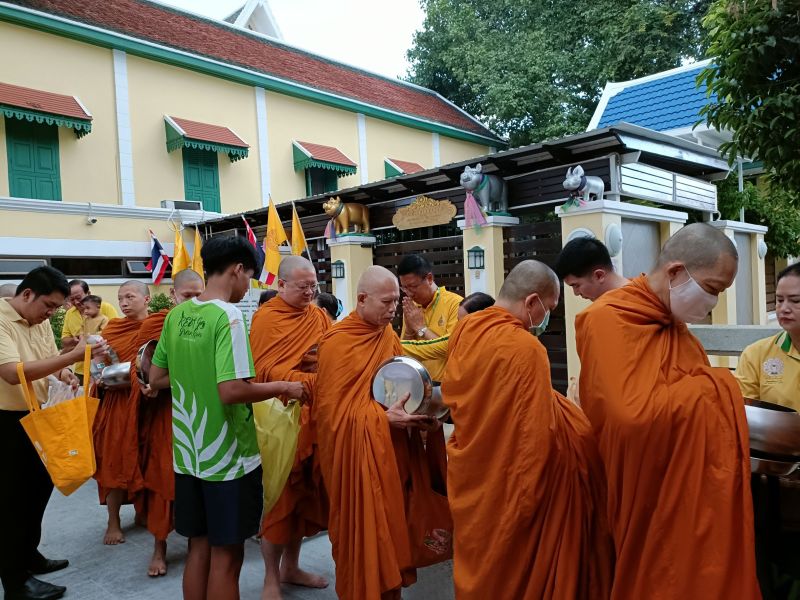 กิจกรรมทำบุญตักบาตรในช่วงเช้า ณ วัดเทพศิรินทราวาส