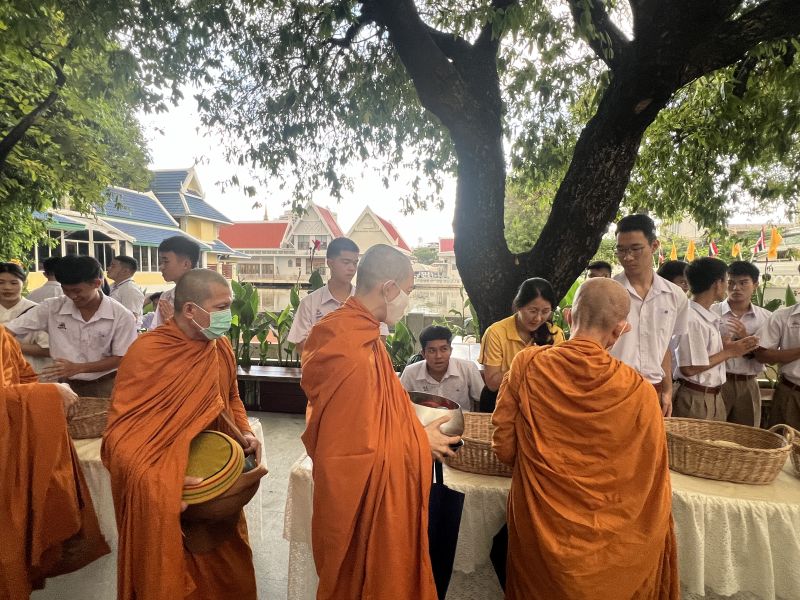 กิจกรรมทำบุญตักบาตรในช่วงเช้า ณ วัดเทพศิรินทราวาส