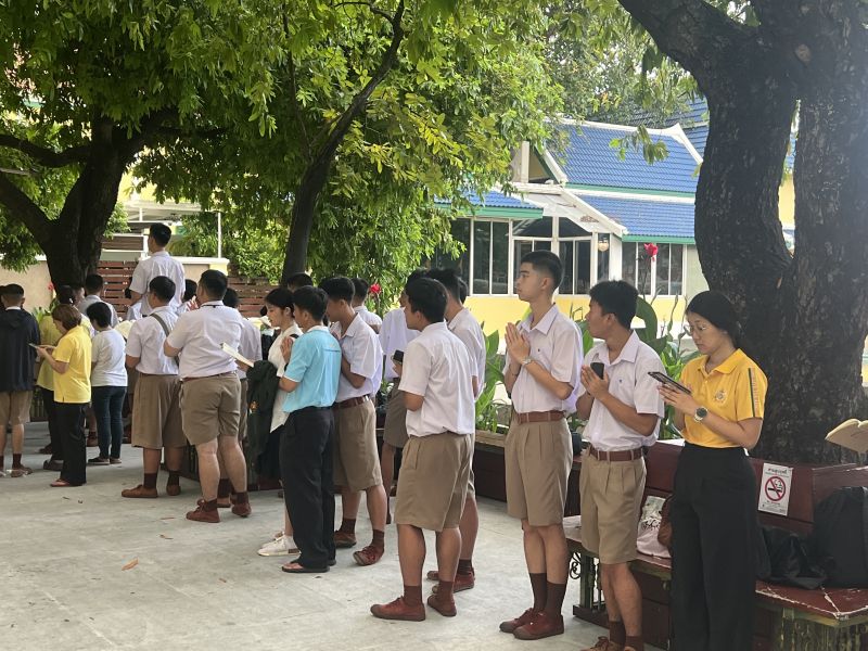 กิจกรรมทำบุญตักบาตรในช่วงเช้า ณ วัดเทพศิรินทราวาส
