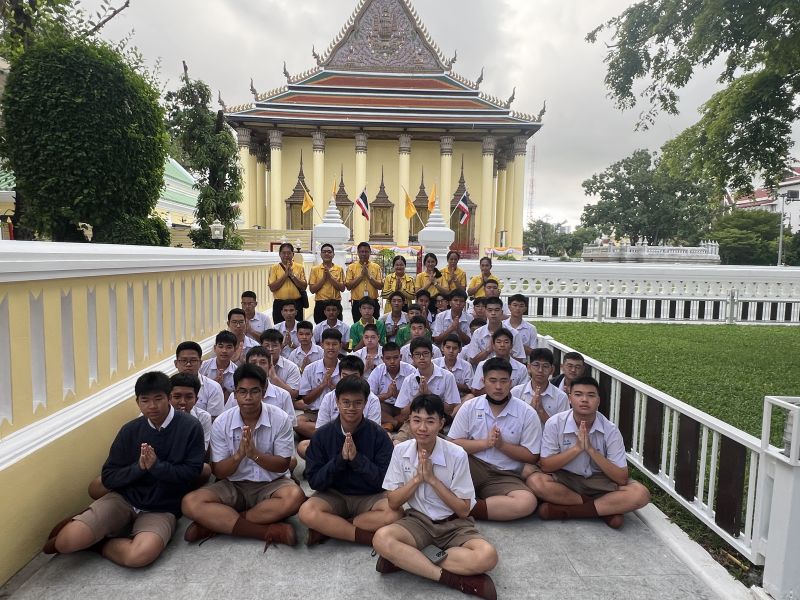 กิจกรรมทำบุญตักบาตรในช่วงเช้า ณ วัดเทพศิรินทราวาส
