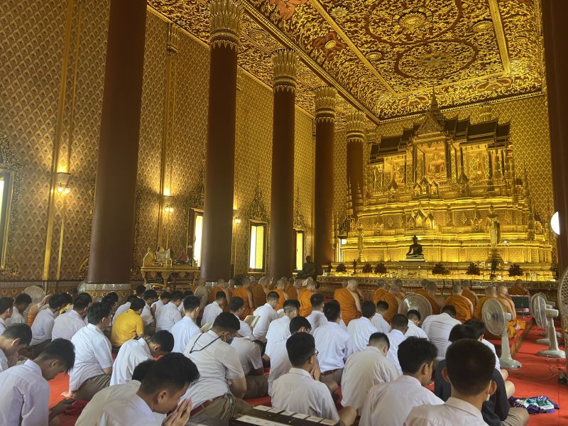 กิจกรรมทำบุญตักบาตรในช่วงเช้า ณ วัดเทพศิรินทราวาส