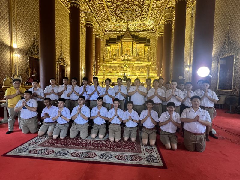 กิจกรรมทำบุญตักบาตรในช่วงเช้า ณ วัดเทพศิรินทราวาส