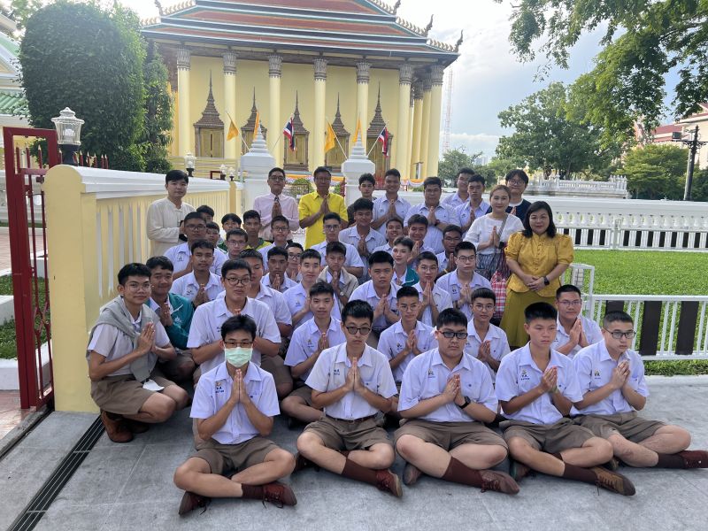 กิจกรรมทำบุญตักบาตรในช่วงเช้า ณ วัดเทพศิรินทราวาส