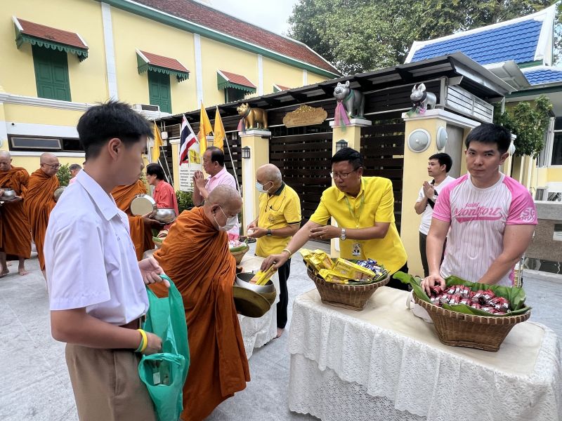 กิจกรรมทำบุญตักบาตรในช่วงเช้า ณ วัดเทพศิรินทราวาส