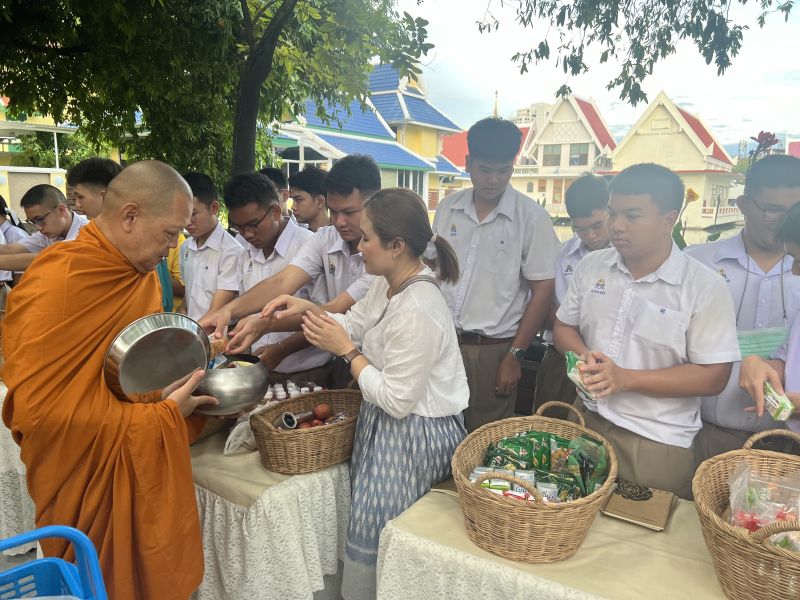 กิจกรรมทำบุญตักบาตรในช่วงเช้า ณ วัดเทพศิรินทราวาส