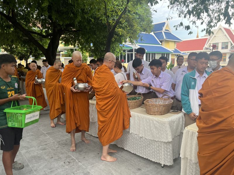 กิจกรรมทำบุญตักบาตรในช่วงเช้า ณ วัดเทพศิรินทราวาส