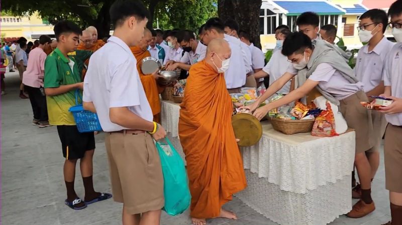 กิจกรรมทำบุญตักบาตรในช่วงเช้า ณ วัดเทพศิรินทราวาส