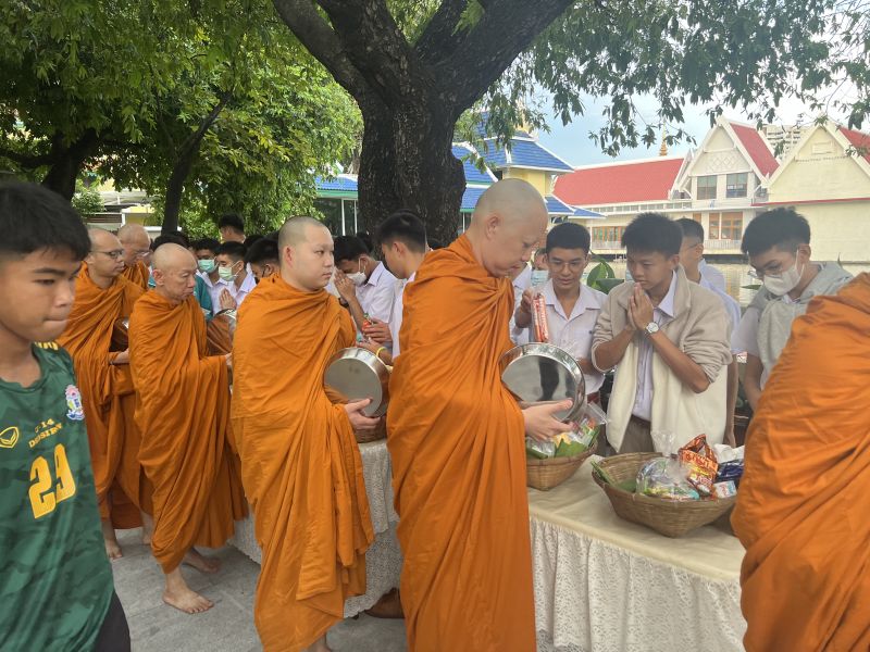 กิจกรรมทำบุญตักบาตรในช่วงเช้า ณ วัดเทพศิรินทราวาส