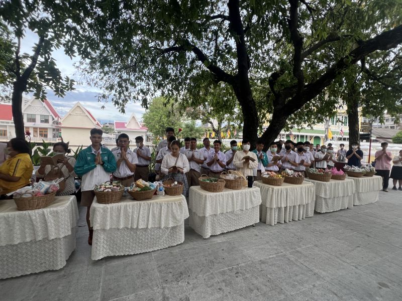 กิจกรรมทำบุญตักบาตรในช่วงเช้า ณ วัดเทพศิรินทราวาส