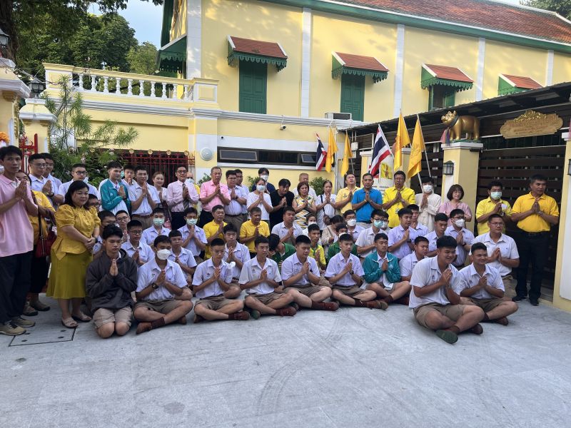 กิจกรรมทำบุญตักบาตรในช่วงเช้า ณ วัดเทพศิรินทราวาส