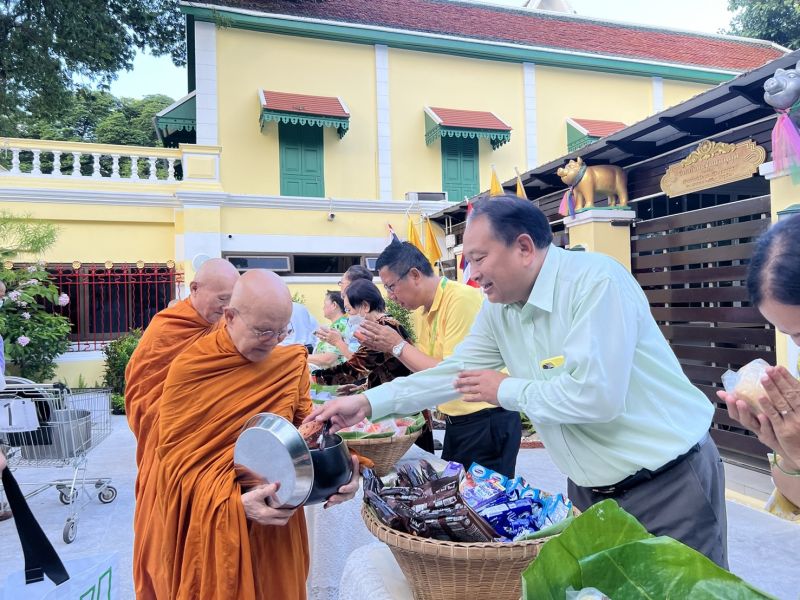 กิจกรรมทำบุญตักบาตรในช่วงเช้า ณ วัดเทพศิรินทราวาส