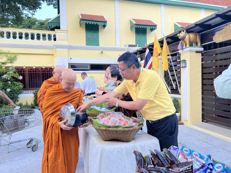 กิจกรรมทำบุญตักบาตรในช่วงเช้า ณ วัดเทพศิรินทราวาส