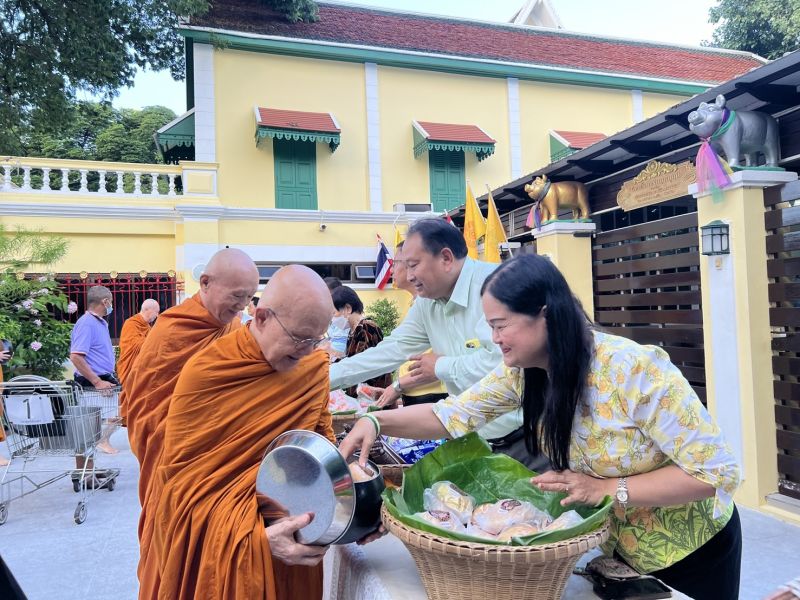 กิจกรรมทำบุญตักบาตรในช่วงเช้า ณ วัดเทพศิรินทราวาส