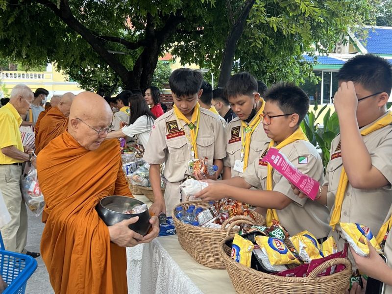 กิจกรรมทำบุญตักบาตรในช่วงเช้า ณ วัดเทพศิรินทราวาส