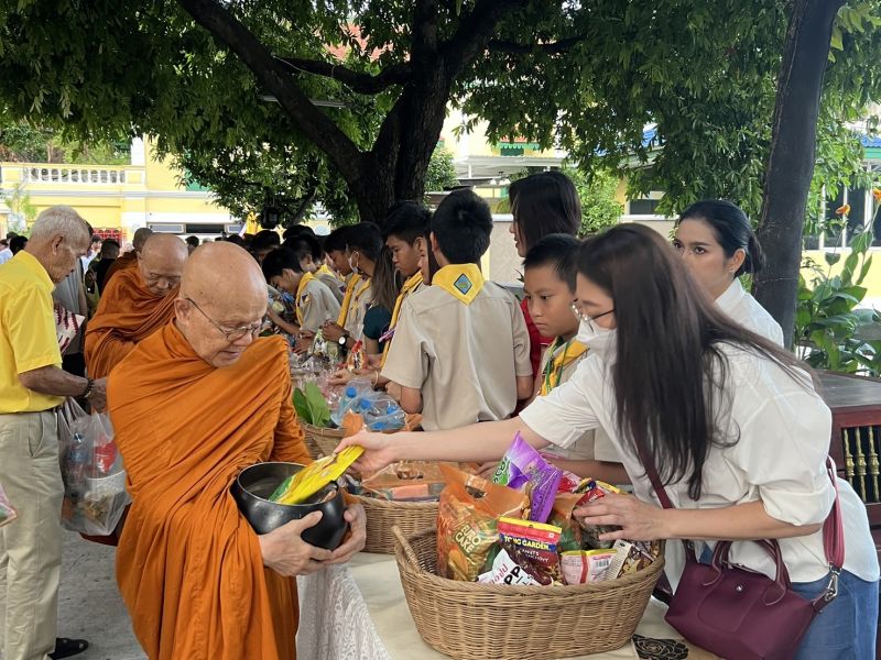 กิจกรรมทำบุญตักบาตรในช่วงเช้า ณ วัดเทพศิรินทราวาส