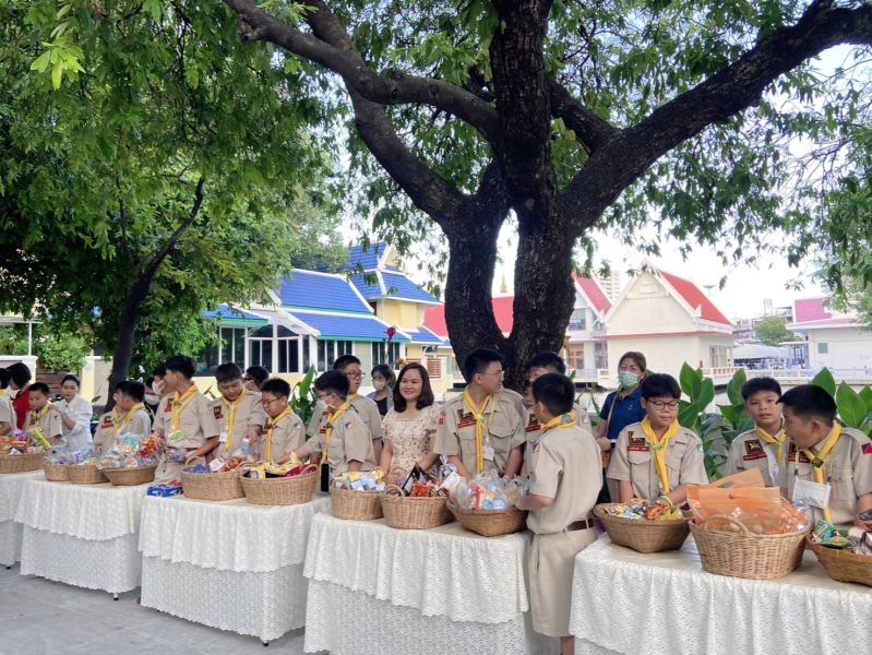 กิจกรรมทำบุญตักบาตรในช่วงเช้า ณ วัดเทพศิรินทราวาส