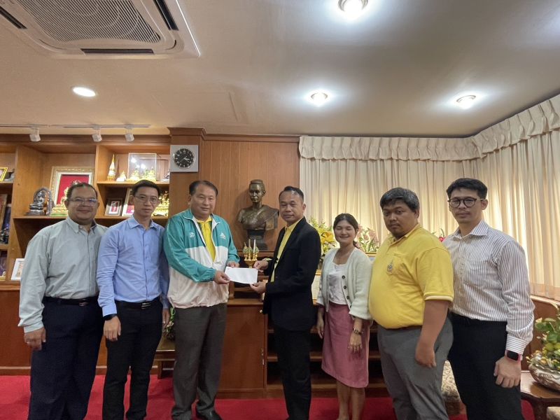ผู้อำนวยการ สพม. เขต 1 มอบเงินช่วยเหลือนักเรียนที่ประสบเหตุอัคคีภัย