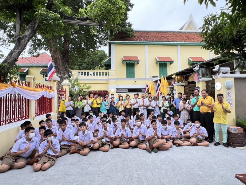 กิจกรรมทำบุญตักบาตรในช่วงเช้า ณ วัดเทพศิรินทราวาส