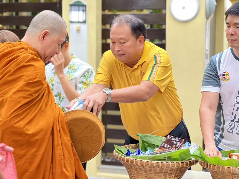 กิจกรรมทำบุญตักบาตรในช่วงเช้า ณ วัดเทพศิรินทราวาส