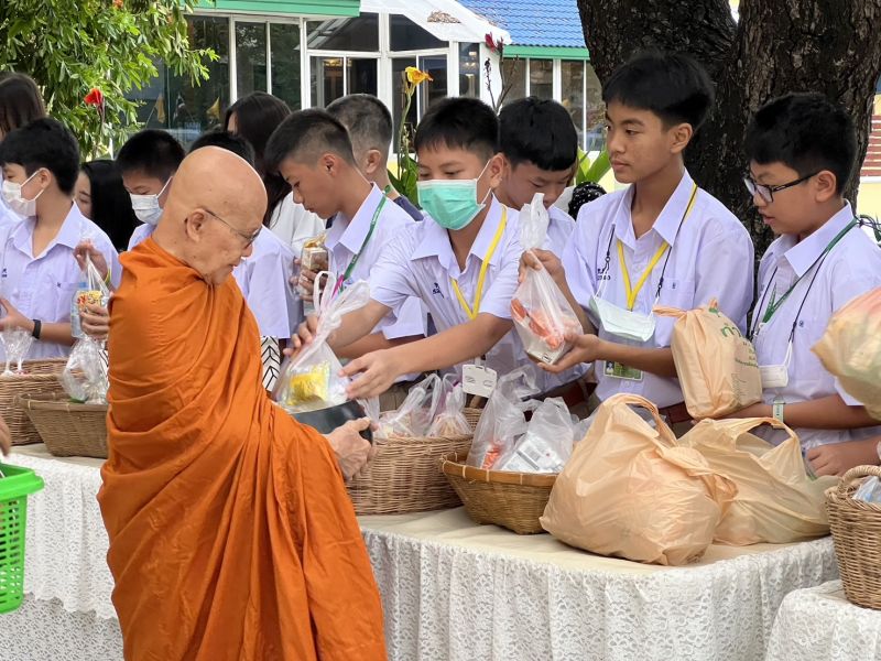 กิจกรรมทำบุญตักบาตรในช่วงเช้า ณ วัดเทพศิรินทราวาส