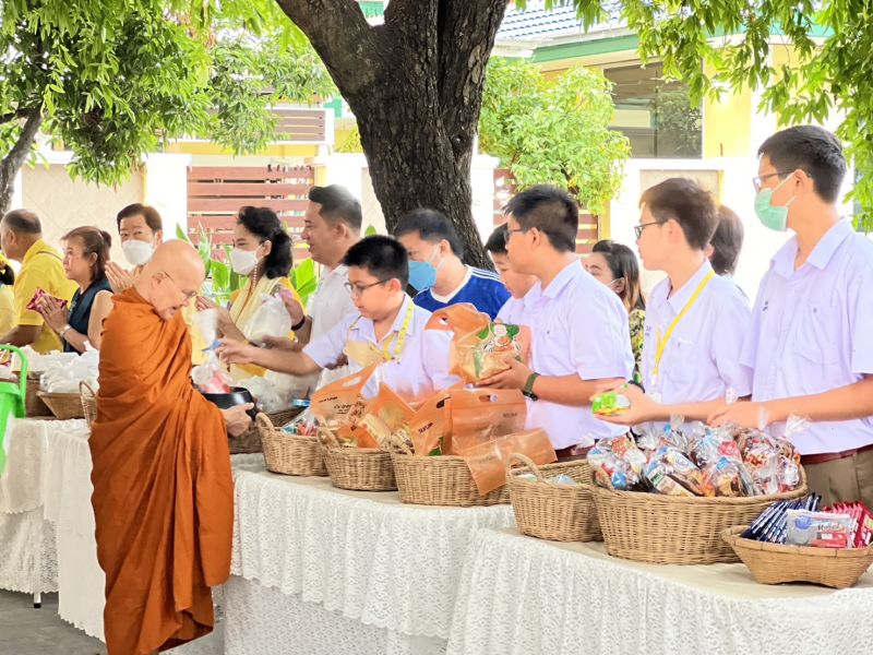 กิจกรรมทำบุญตักบาตรในช่วงเช้า ณ วัดเทพศิรินทราวาส