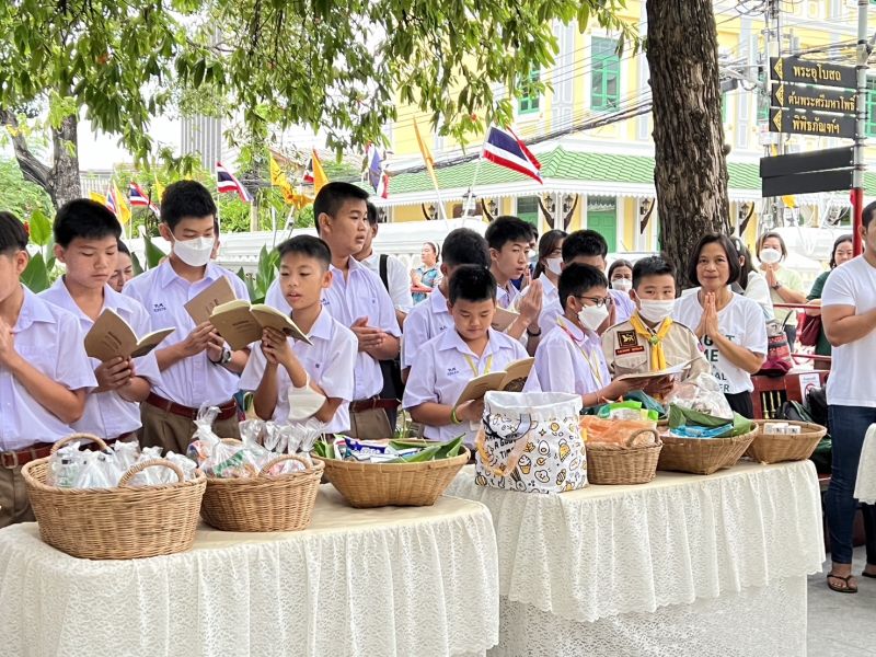 กิจกรรมทำบุญตักบาตรในช่วงเช้า ณ วัดเทพศิรินทราวาส