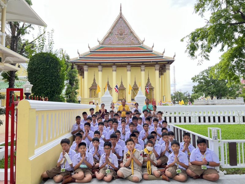 กิจกรรมทำบุญตักบาตรในช่วงเช้า ณ วัดเทพศิรินทราวาส