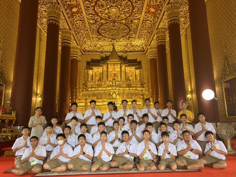 กิจกรรมทำบุญตักบาตรในช่วงเช้า ณ วัดเทพศิรินทราวาส